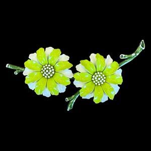 Vintage Crown Trifari Lime Green & White Enamel Flower Brooch Gold Tone Retro